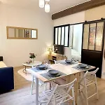 Le Cosy Nîmois, Charme Et Terrasse Au Cœur De Appartement