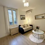 Le Cosy Nîmois, Charme Et Terrasse Au Cœur De Appartement *
