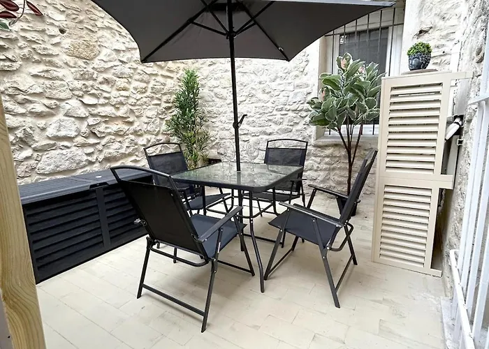 Le Cosy Nimois, Charme Et Terrasse Au Coeur De * Nîmes